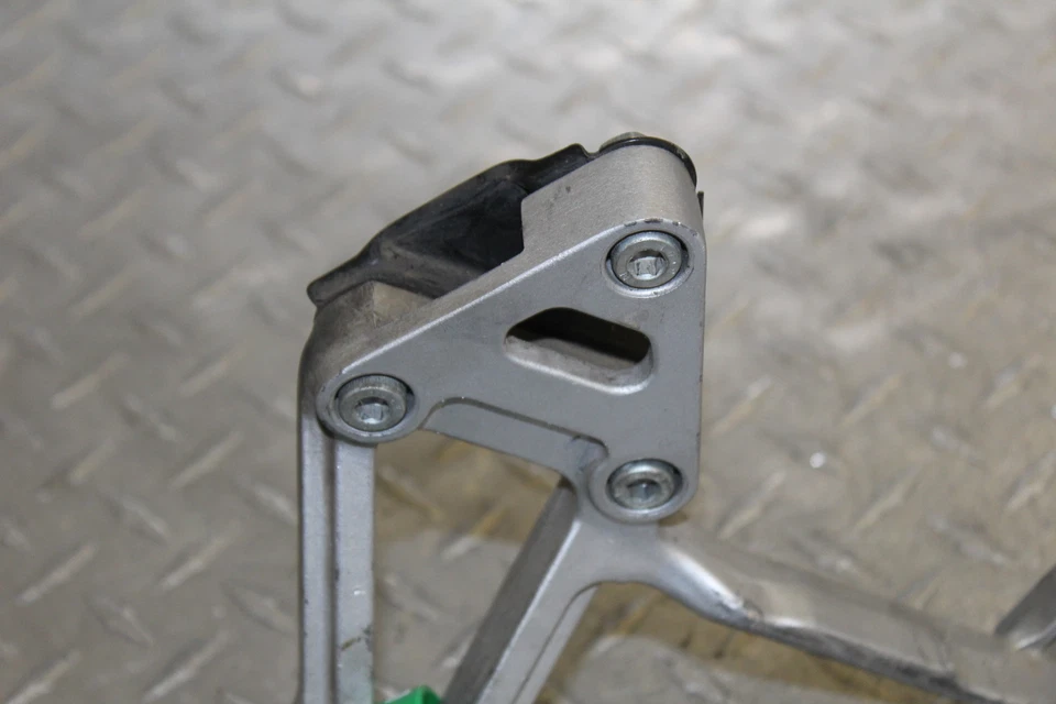 Kawasaki Ninja 600R ZX600C 1989 clavija trasera izquierda pasajero Foto 2 de 4