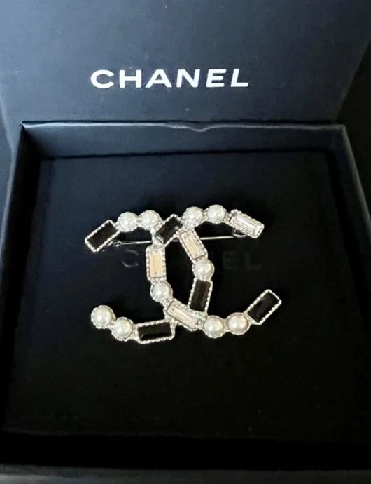 Broche prendedor CHANEL cristal perla logotipo CC Foto 2 de 4