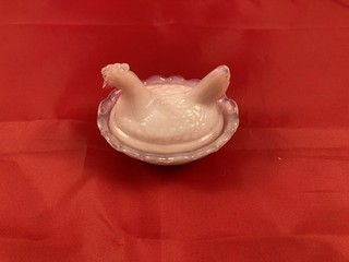 VINTAGE BOYD PINK LUMINESECENT GLASS MINI/SALT CELLAR NESTING HEN 2.5'' GLOWS