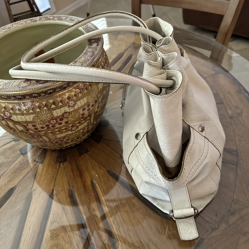 Bolso de hombro Fossil de cuero crema con cordón bolsillos laterales Foto 4 de 4