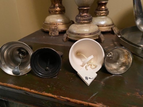Antique / Vintage Hand Held METAL / Clay BELLS LOT OF 4 - 第 6/7 張圖片
