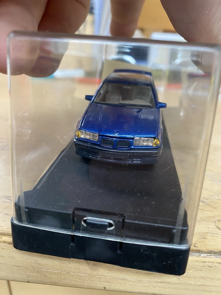 Solido 1521 BMW 325i berlina (serie E36) blu scuro metallico, 1:43 - Immagine 2 di 4