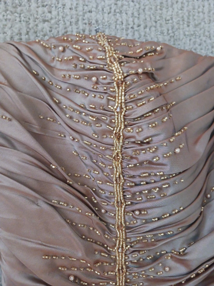 Vestido de sereia coleção Tadashi Shoji formal formatura casamento seda dourada miçangas 4 - Imagem 4 de 4