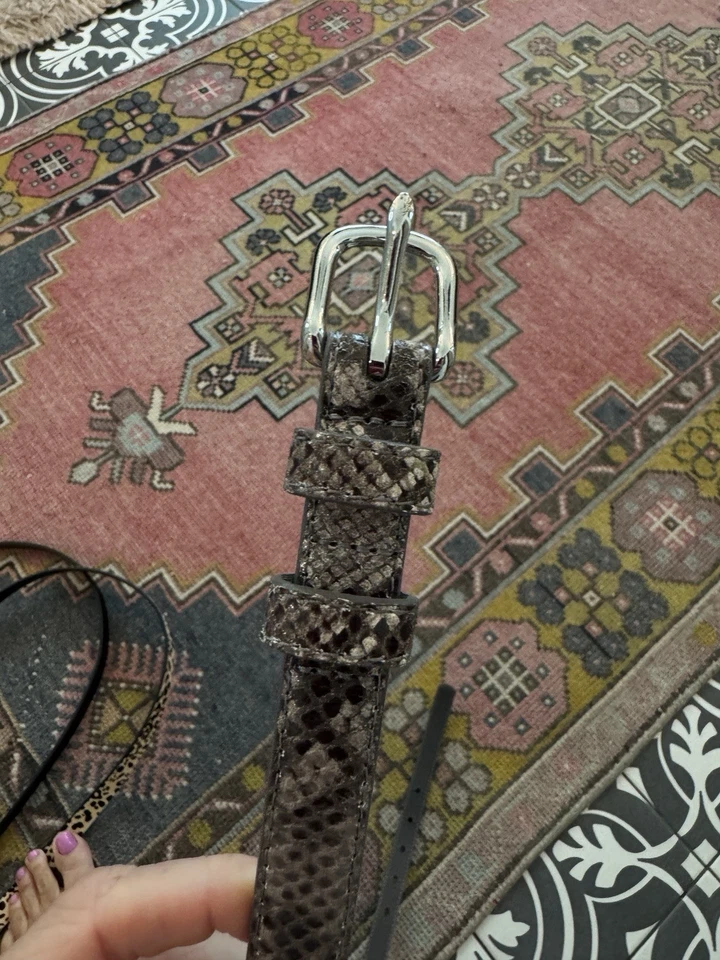 Cinturón de piel de serpiente gris y negro para mujer 41 pulgadas de largo con hebilla plateada Foto 2 de 3