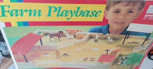 BRITAINS 1/32 SCALE FARM YARD PLAY BASE! VERPACKT! - Bild 3 von 11