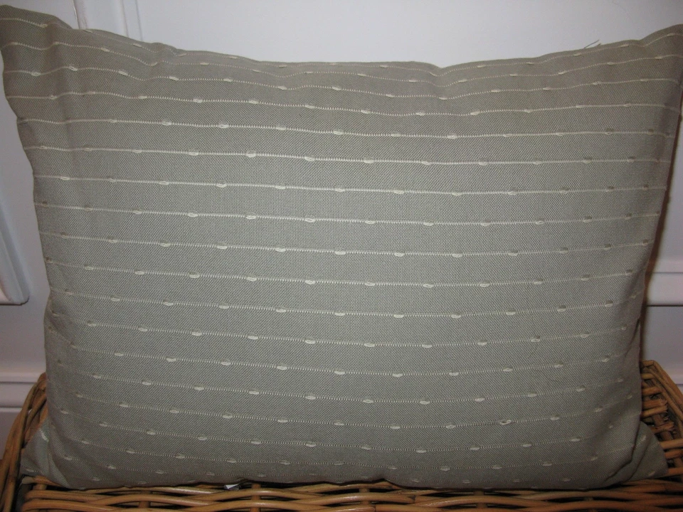 Almohada decorativa Calvin Klein Lucca Budding Stripes nueva con etiquetas Foto 2 de 3