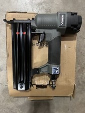 Pistola clavadora neumática NuMax SFN50 calibre 16 2" acabado recto