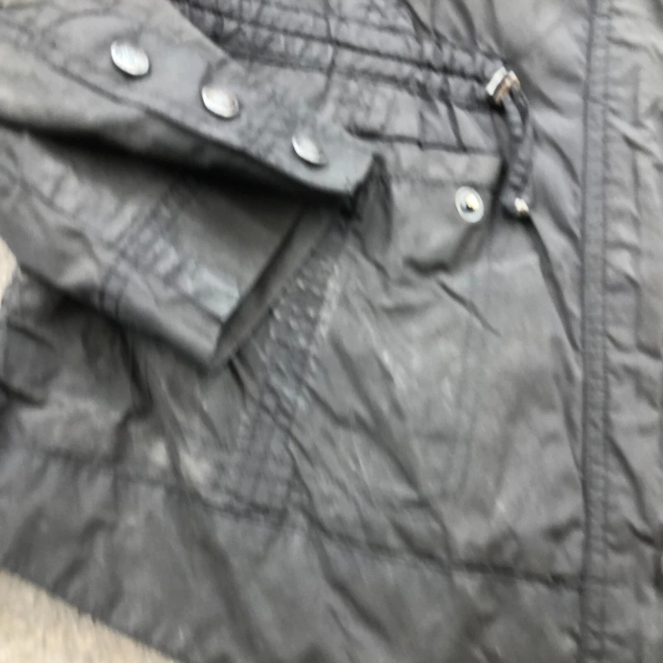 Chaqueta cortavientos informal utilitaria con capucha cremallera completa negra mediana Cole Haan para mujer* Foto 3 de 4