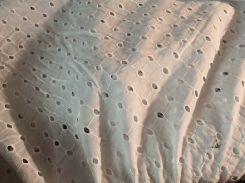 beau tissu broderie anglaise col blanc 100% coton vente au demi metre - Photo 1/2