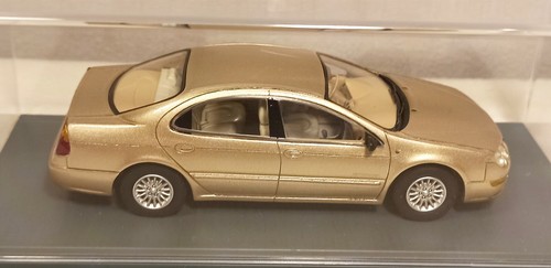 Neo Scale Models Chrysler 300M 2002 gold metallic in 1:43 in OVP - Bild 7 von 11