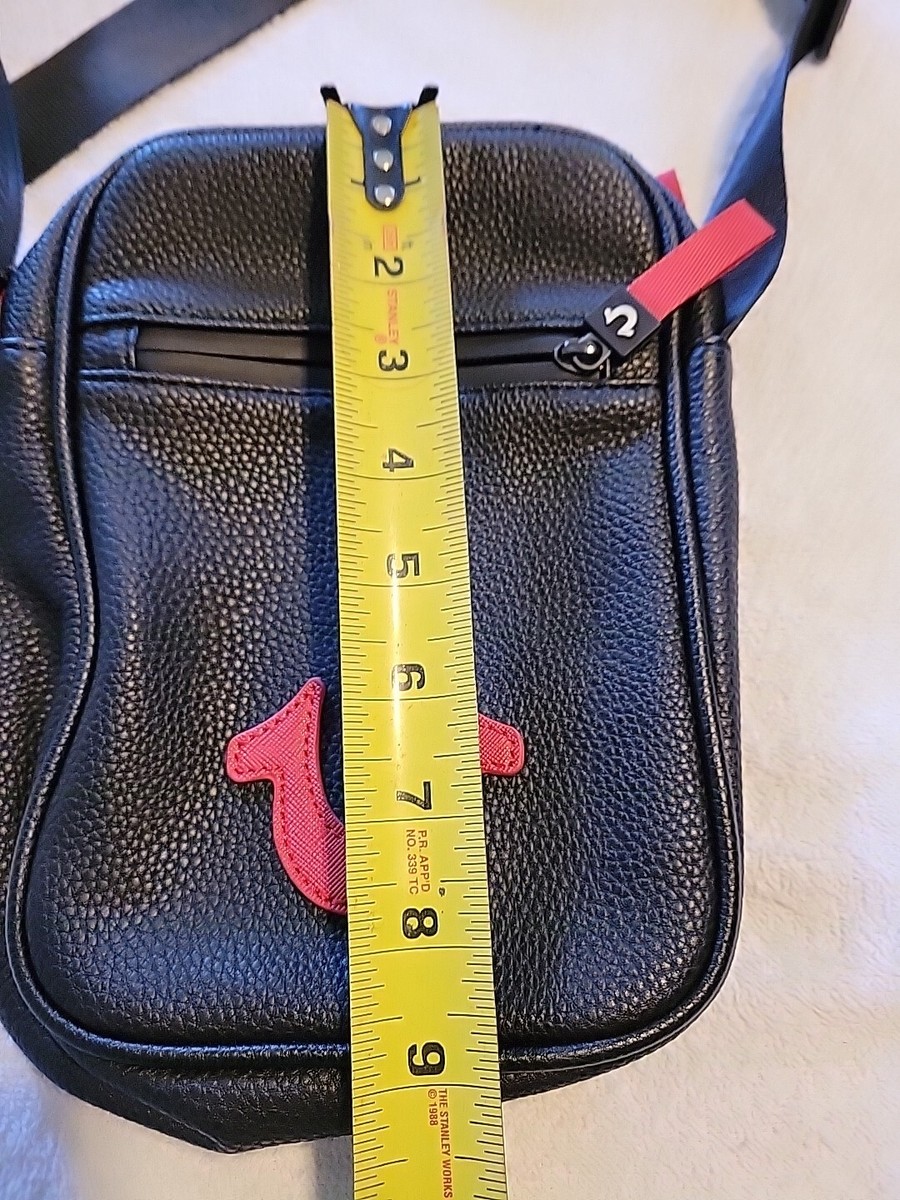 【極美品】TRUE RELIGION ブラック ショルダーバッグ海外限定　値下げ Shoulder Travel bag True Religion black red logo pack zipper