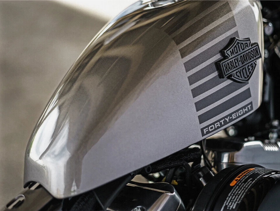 Emblema de tanque de combustible de gasolina genuino Harley Sportster 49ers derecha e izquierda OEM Foto 2 de 4