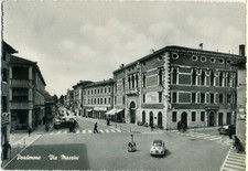 PORDENONE Via Mazzini insegna Sale e Tabacchi auto Fiat 500 Jeep