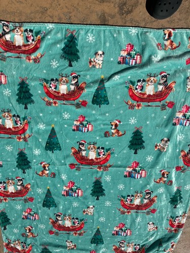 Weihnachtsüberwurf 50 "x 60" mit Hunden! Super weich! NEU - Bild 3 von 4