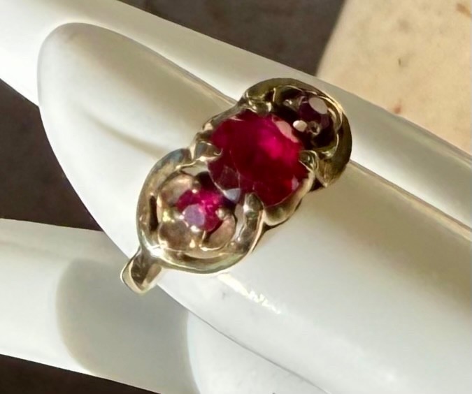 Vintage 10k Solid Gold Handmade 3 Ruby Ring 3.0 g… - image 12