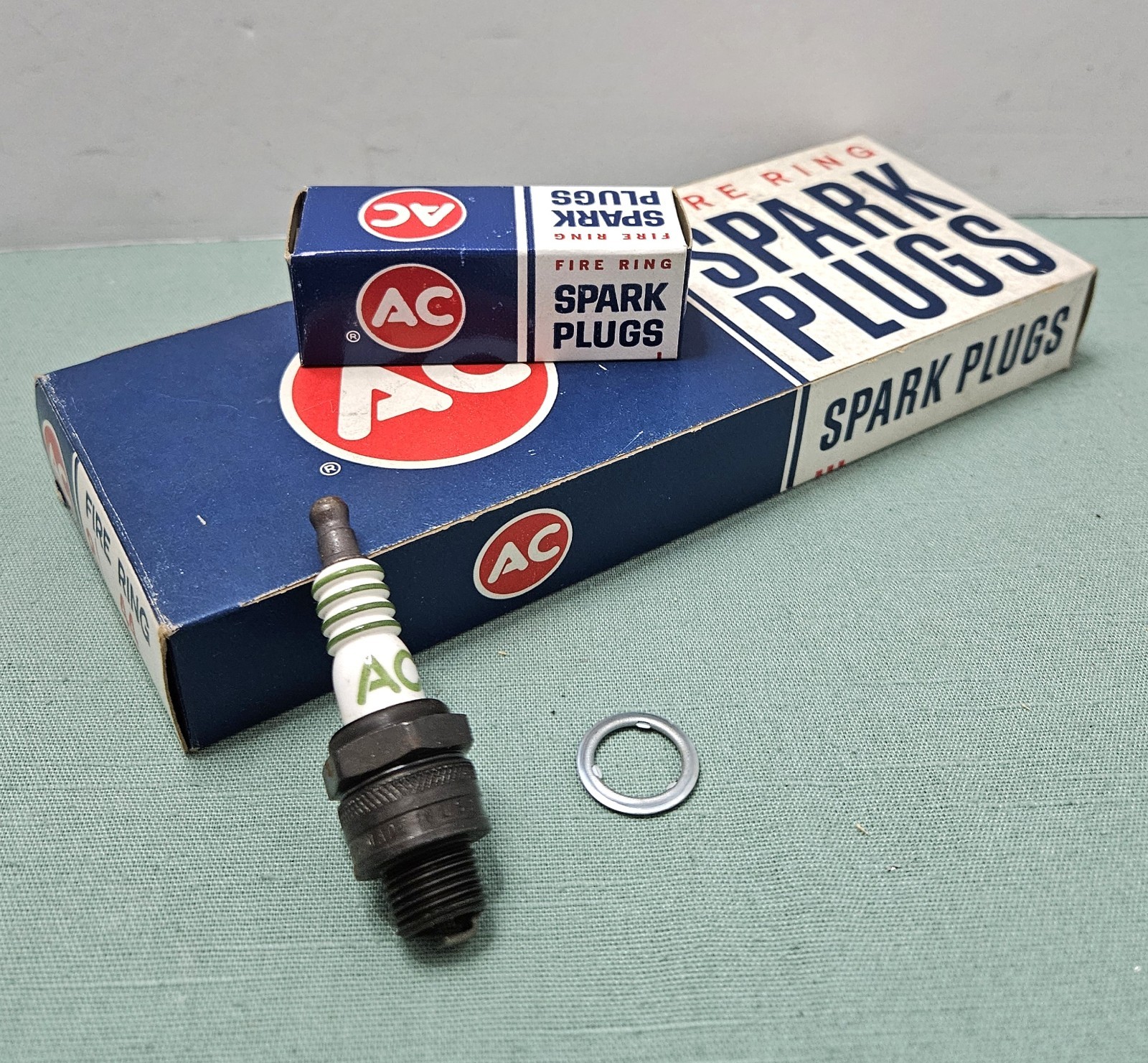 ORIGINAL NOS AC GM SPARK PLUGS 44 1559492 FIRE RING INSULATOR GREEN RINGED QTY 8