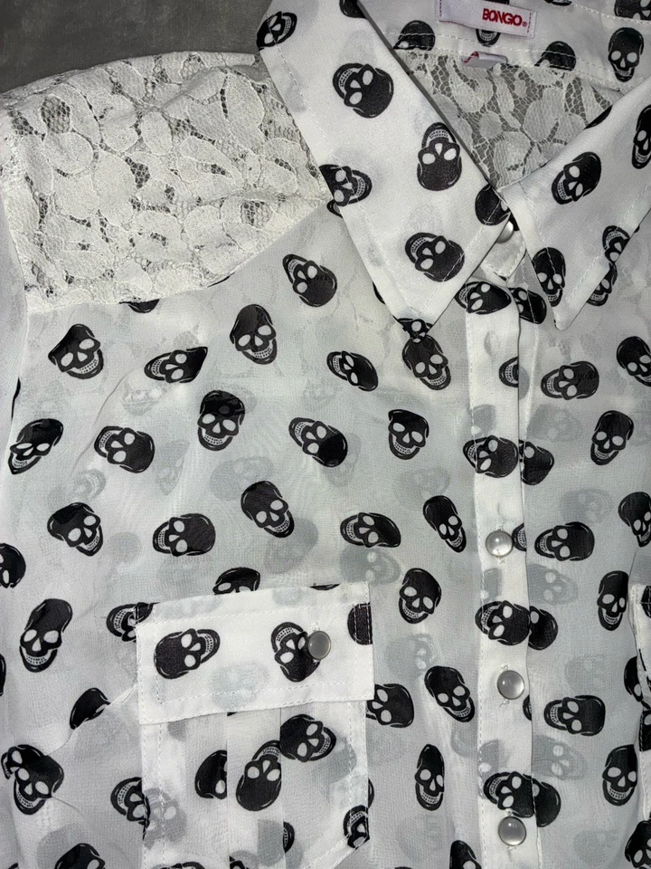 Blusa Bongo Caveira L Laço Branco Frente Renda Ombro Crop Gótico Alt Nerd Escritório Y2K - Imagem 4 de 4