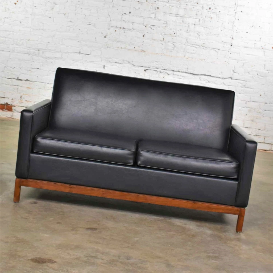 Sofá Love Seat moderno de mediados de siglo de cuero sintético negro de Taylor Chair Co. Estilo D Foto 2 de 4