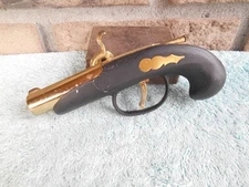 VINTAGE FLINTLOCK PISTOL GUN SHAPED CIGARETTE LIGHTER. SPARKS INTERMITTINGLY.