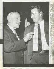 1961 Press Photo San Francisco Giants manager Alvin Dark, friend chat at Banquet