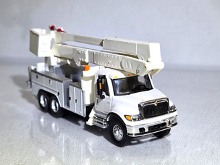 HO Walthers SceneMaster 949 11754 International 7600 Utility Truck with Bucket