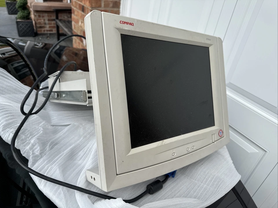 Compaq TFT5000 Flat Panel Server Rack Mount 15" LCD Monitor - Image 3 of 3