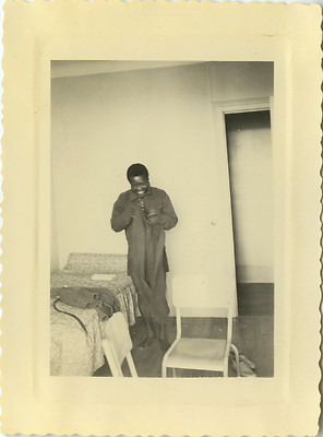 OLD PHOTO - VINTAGE SNAPSHOT - MAN BEDROOM BED FUNNY LAUGHS - BEDROOM FUNNY