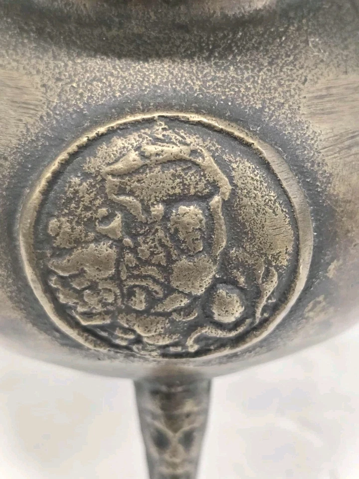 Antiguo caldero trípode de bronce Foto 4 de 4