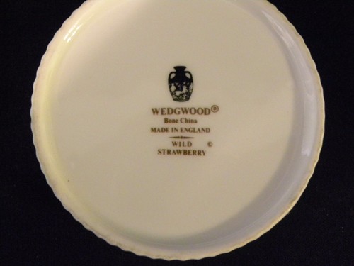 Wedgwood - Wild Strawberry Covered Dish- Bone China - Picture 4 of 6
