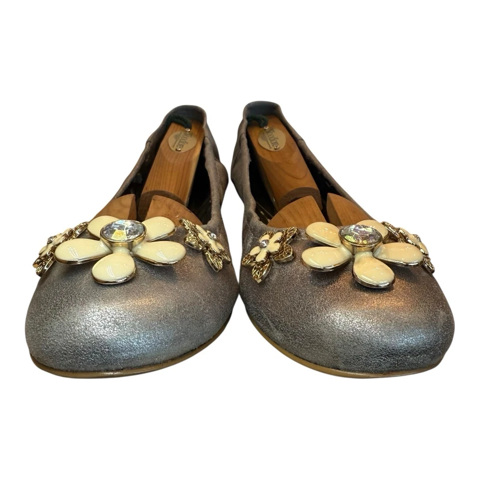 Nine West Mujer Gris Metálico Planos Floral Joya Adorno Festivo Talla 8.5 M Foto 2 de 4