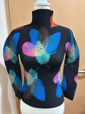 Me ISSEY MIYAKE schwarz Einheitsgröße Blumen hochgeschlossen Langarm Top auth...