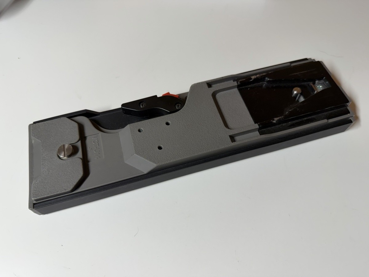 VCT-U14-F SONY-style Quick Release Plate TRIPOD Adapter - Good