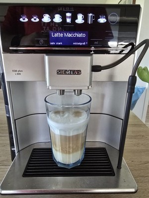 Siemens EQ.6 plus s300 Kaffeevollautomat Top Zustand knapp 3 Jahre alt + Video 