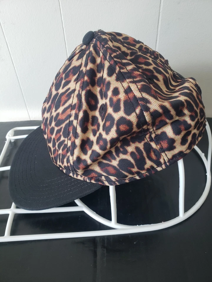 Gorra informal con estampado de leopardo Cayler Sons Snapback.  Foto 2 de 4