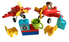 Lego Duplo 2 x avions de ville rouges plus extras, chaises, bidon d'essence, etc. x avec