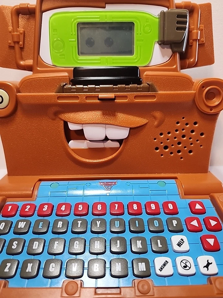 Portátil VTech Disney's Cars 2 Tow Mater's Spy Mission funciona Foto 4 de 4