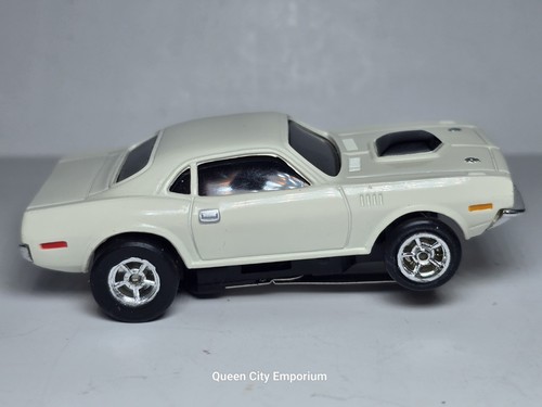 Auto World 1971 Plymouth HEMI Cuda White HO Scale Slot Car - Picture 6 of 13