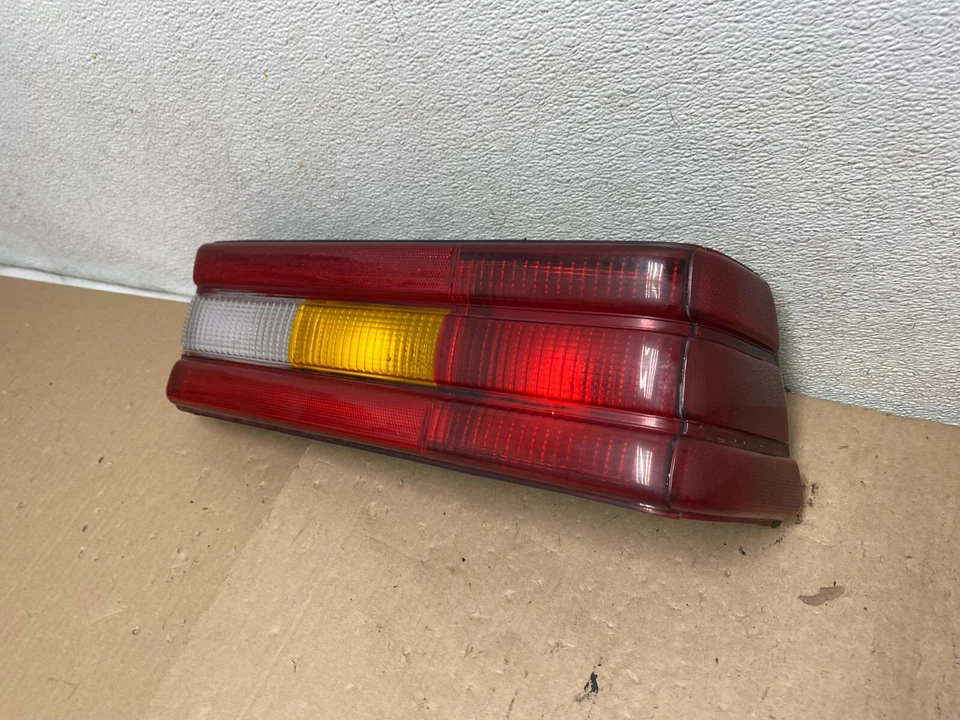 Luz trasera lateral del pasajero derecho Ford Escort 1986 E5987 DG1 fabricante original Foto 2 de 4