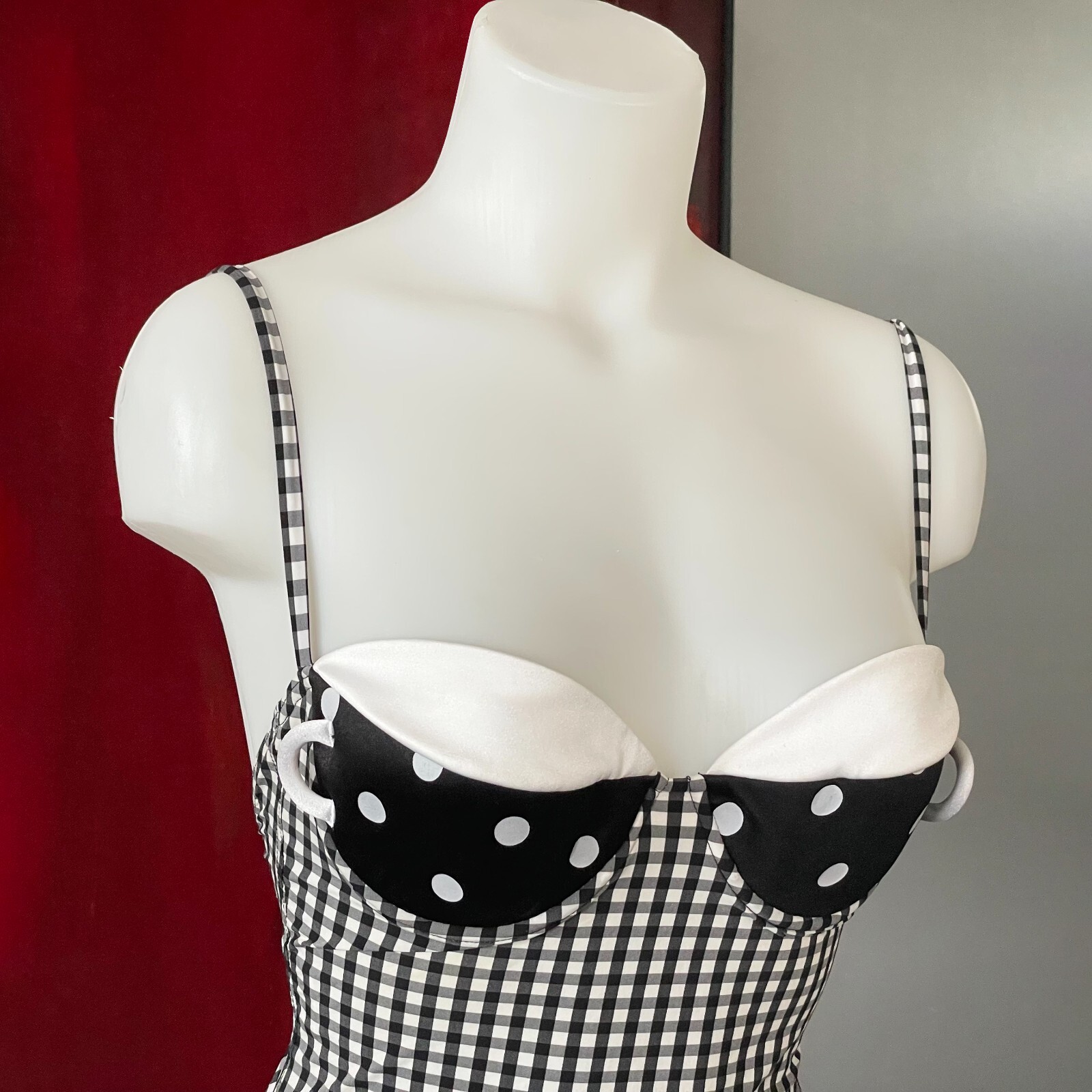 boucle d'oreille pendante double dé rouge point noir femme pinup rockabilly