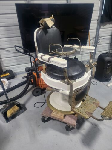1920's Antique Barber Chair, Theo A. Kochs, hydraulics works NO SHIPPING - Picture 2 of 7