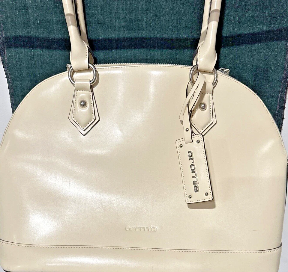 Bolso de mano CROMIA de cuero italiano color crema y encanto ¡POSH! Foto 3 de 4