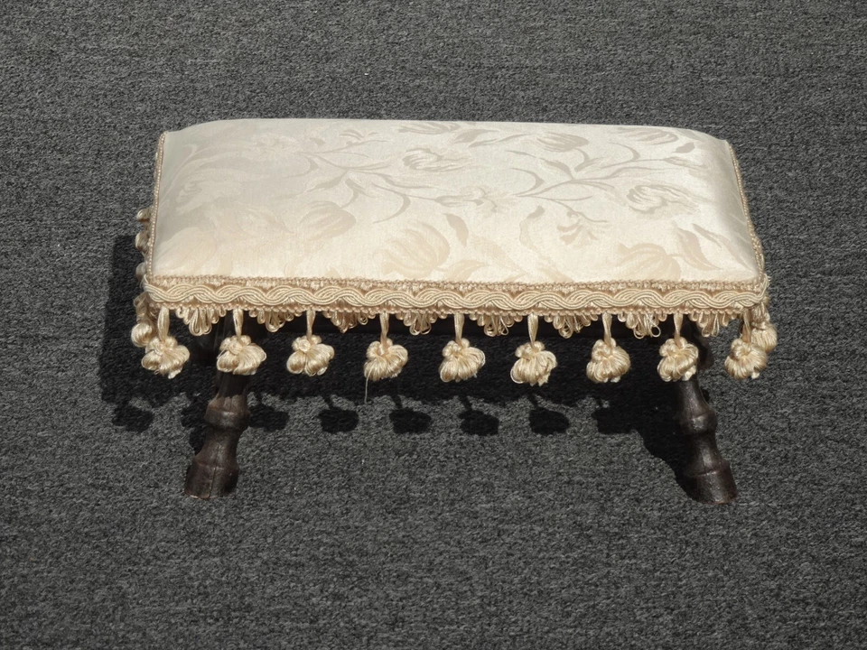 Reposapiés francés vintage de hierro fundido blanco con borlas con emblema verde Foto 3 de 4