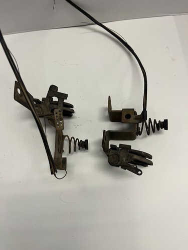 1977-82 Corvette Hood Latch Release Mechanism Set RH and LH New Cable Needed - Foto 2 di 2