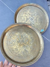 Plateaux de service lot de 2 métal doré ronds oriental gravé martelé floral