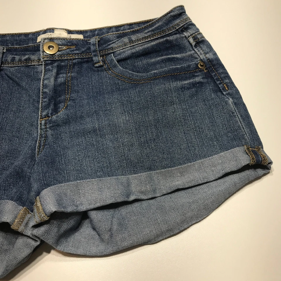 Pantalones cortos de mezclilla Twenty One para mujer talla 27 con puños azul destruido elástico Foto 4 de 4