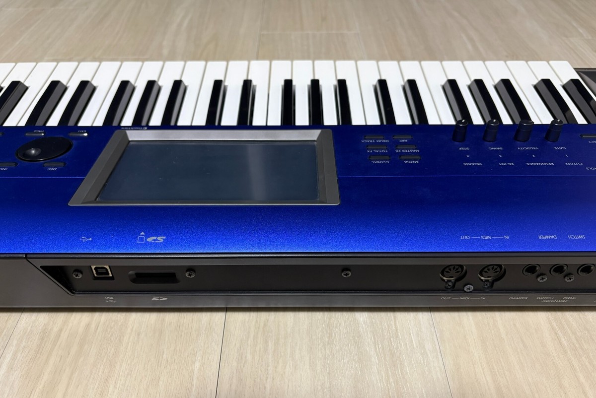 Korg Krome-61-BL Blue Keyboard Synthesizer with Soft Case