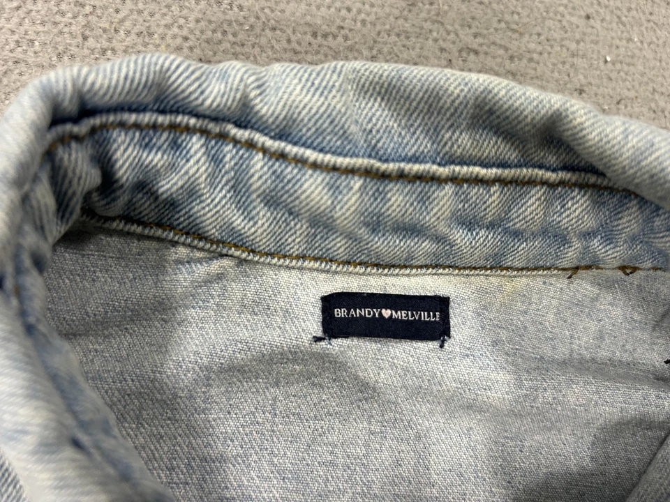Jaqueta jeans Brandy Melville feminina tamanho único lavagem leve estilo cropped - Imagem 3 de 4