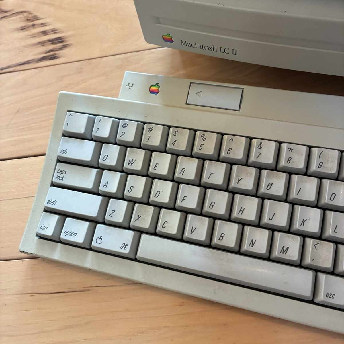 Apple Macintosh LC II キーボード・マウス・マイク付き Apple LC II Macintosh Fully Working + Monitor + Keyboard + Mouse +