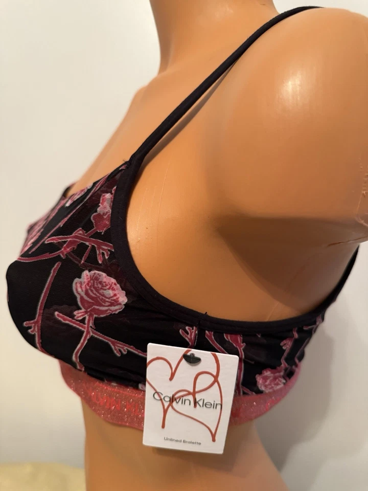Novo com etiquetas Calvin Klein CK One Pull Over Bralette Preto Rosa Rosas Tamanho Médio - Imagem 2 de 4