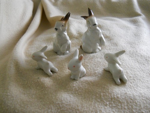 SIX RABBITS 1 BROWN 2 WHITE & BROWN & 3 WHITE 4.5 TO 10CH APPROX - Picture 3 of 6